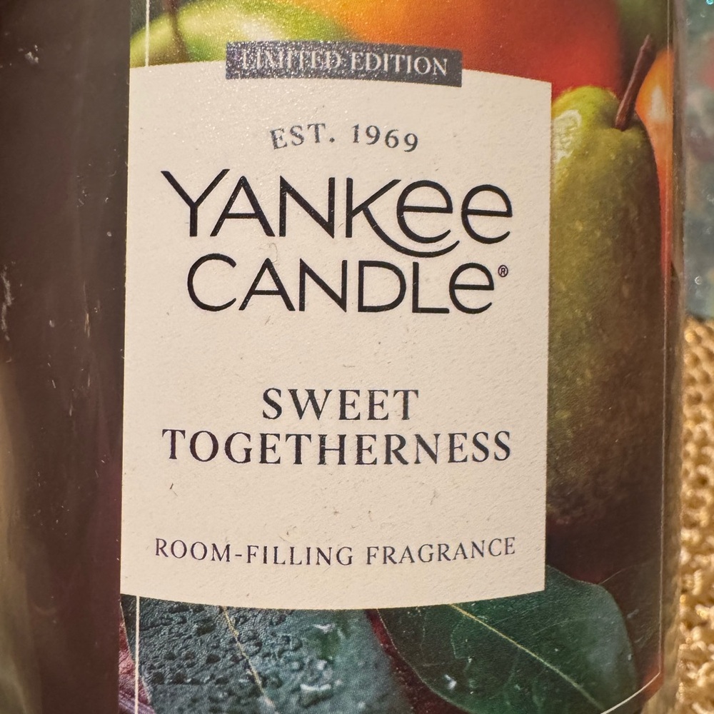 Yankee Candle (LARGE) Mango Sweet Togetherness Jar Candle. 22oz - Picture 2 of 3